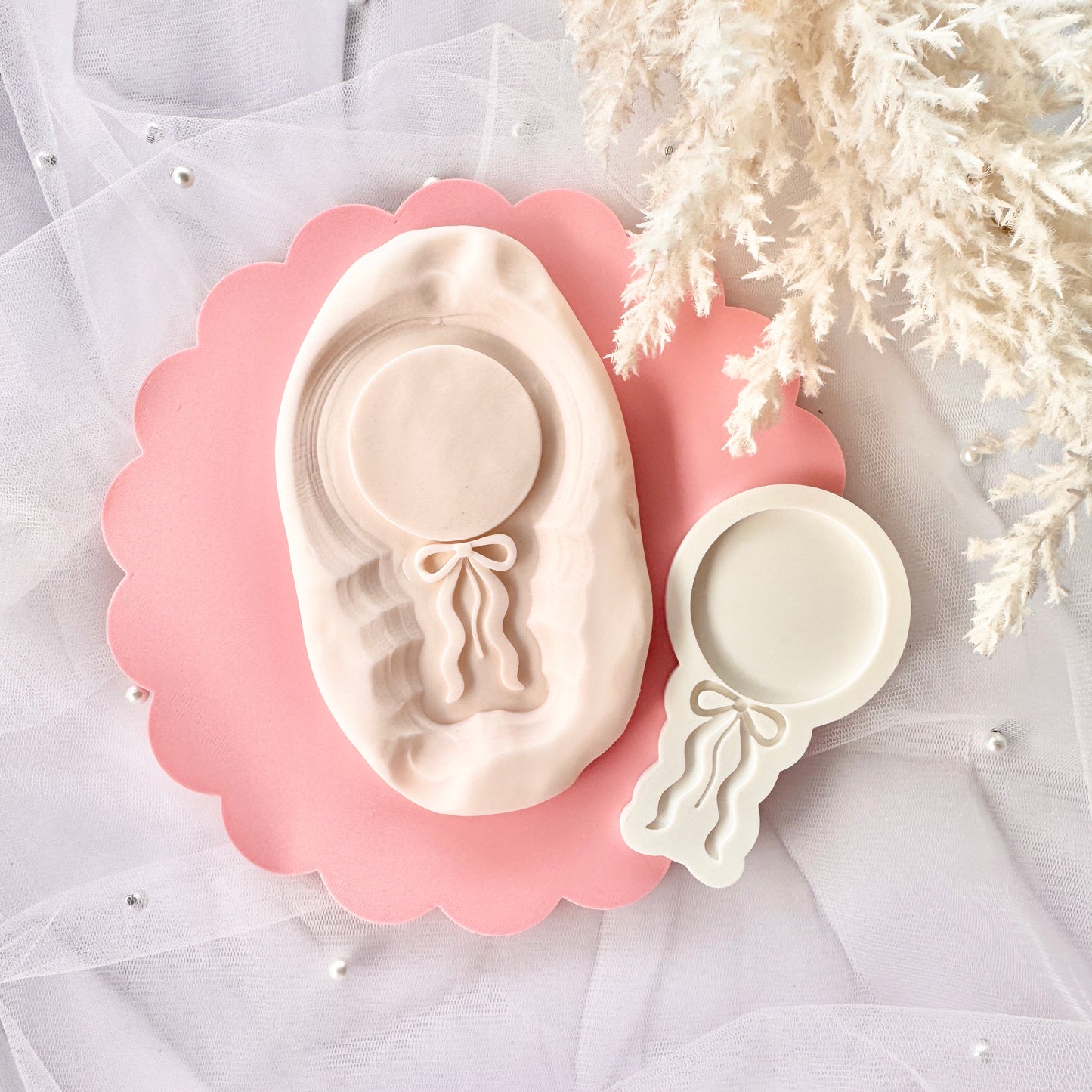Round Balloon with Bow Cookie Stamp & Cutter