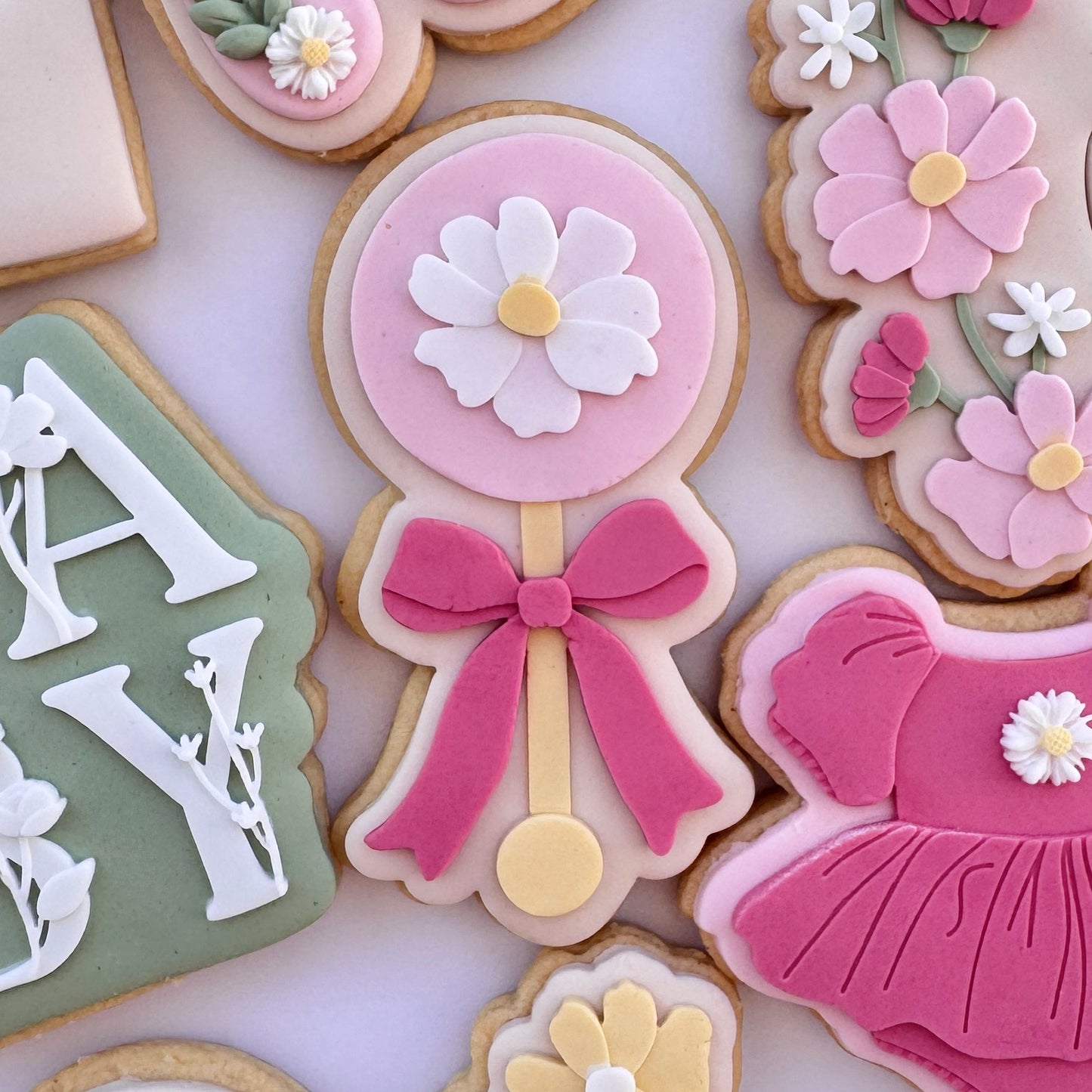 Round Simple Flower Rattle Cookie Stamp & Cutter